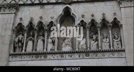 Gemona, UD, Italie - 1 Avril 2018 : statue de trois rois mages bibliques trois calles également sur la façade de l'ancienne Cathédrale Banque D'Images