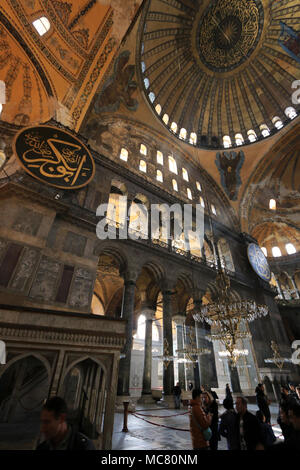Les touristes explorant l'intérieur de la nef principale de la basilique Sainte-Sophie à Istanbul, Turquie - sur la galerie supérieure, la Loge de l'Impératrice est situé à Banque D'Images