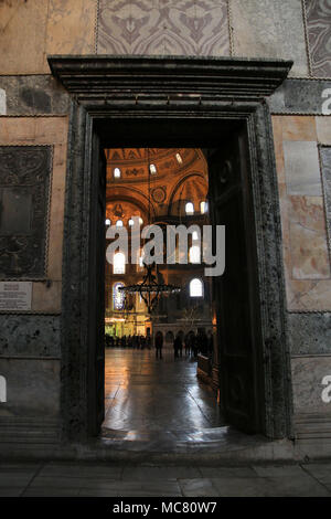 La porte menant à la salle principale, la nef, de la basilique Sainte-Sophie à Istanbul, Turquie Banque D'Images