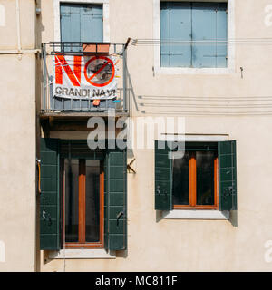 Venise, Italie - Mars 26th, 2018 : bannière protestant contre les dommages causés par les bateaux de croisière à Venise. Les manifestations ont été de plus en plus l'environnement Banque D'Images