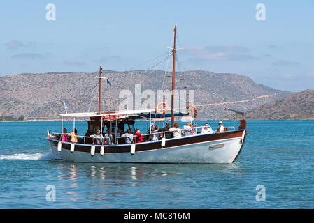 Bateau sur le golfe de Mirabello au large de la ville de Crète Agios Nikolaos, Crète, Grèce, 2017. De retour de l'île de Spinalonga. Banque D'Images