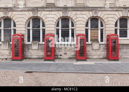 Rangée de cases traditionnelles téléphone rouge à l'extérieur du bureau de poste général à Blackpool, Lancashire UK Banque D'Images