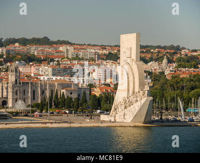 Le monument Padrao dos Descobrimentos sur les rives du Tage Banque D'Images