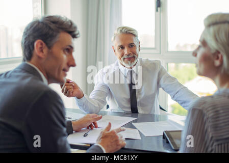 Businessman meeting with couple Banque D'Images