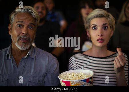 Couple watching film ensemble Banque D'Images