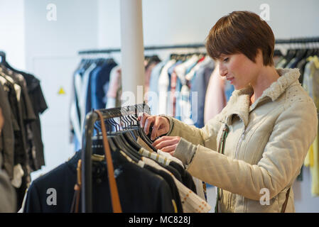 Woman shopping in clothing store Banque D'Images