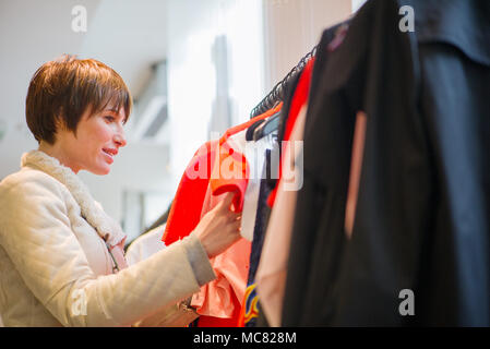 Woman shopping in clothing store Banque D'Images