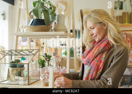 Mature Woman shopping in home decorating store Banque D'Images