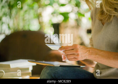 Woman using digital tablet et carte de crédit, cropped Banque D'Images