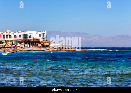 DAHAB, EGYPTE - 2 septembre 2010 : Belle vue sur la côte de la mer Rouge et d'hôtels à Dahab, Egypte. Dahab est maintenant considéré comme l'un des plus du Sinaï treasu Banque D'Images