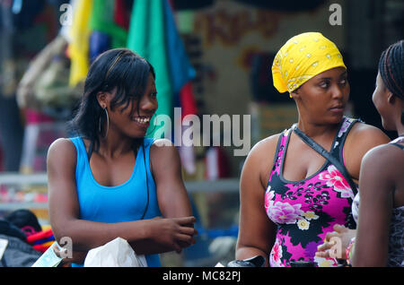 HIGUEY, EN RÉPUBLIQUE DOMINICAINE - le 29 octobre 2015 : Portrait de deux jeunes et belles femmes dominicaines en extérieur. non identifiés La République dominicaine est un sove Banque D'Images