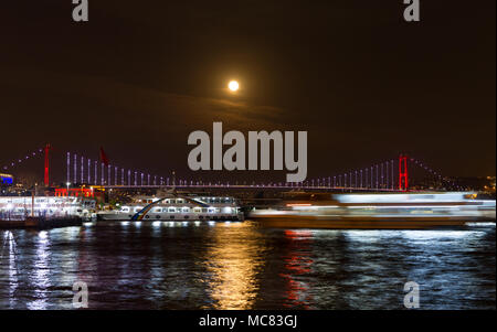 Super Blue Blood Moon sur le détroit du Bosphore, la Ville d'Istanbul, Turquie Banque D'Images