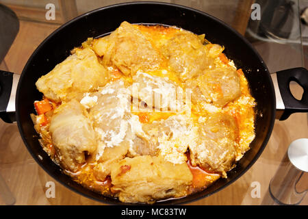 Chou farci fraîchement à la sauce tomate avec de la crème. Banque D'Images