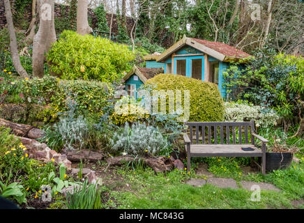 Bien entretenu jardin communautaire locale dans Cliftonwood Bristol UK avec abri de jardin maison d'été et le siège Banque D'Images