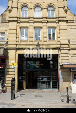 Marché du quartier façade en pierre de l'entrée du marché couvert victorien à Halifax West yorkshire uk Banque D'Images