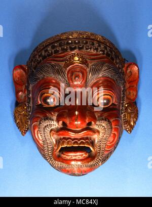 Demonic masque, sculpté dans le bois, et probablement du Sri Lanka. Peut-être fait pour l'industrie du tourisme au xixe siècle. Banque D'Images