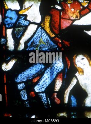 Les démons en enfer - torturer les âmes des damnés. De l'art du vitrail dans la fenêtre de l'ouest de Saint Mary's, l'église paroissiale de Fairford c.1490 Banque D'Images