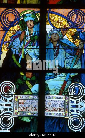 CHRISTIAN vitrail dans la chapelle de l'archevêque à St Cathédrale Saint-Guy, au Château de Prague. La conception a été par Alfons Mucha Banque D'Images