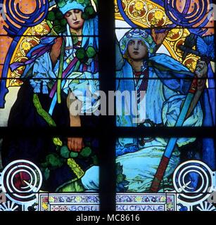 CHRISTIAN vitrail dans la chapelle de l'archevêque à Habour, le château de Prague. La conception a été par Alfons Mucha Banque D'Images