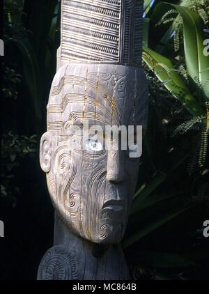 Traditionnel MAORI Tekoteko (sculpture) représentant un guerrier, la base d'un à Flagstaff, Rotorua Whakarewarewa Banque D'Images