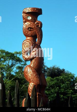 Un traditionnel Maori Tekoteko (sculpture) à Rotorua Whakarewarewa, Banque D'Images