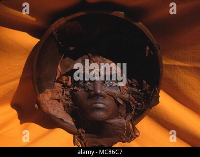 La sorcellerie la représentation de la déesse lunaire, exécuté par l'artiste féminine (New York) dans du bois, du cuir et de l'acrylique, vers 1982. Collection privée, Toronto Banque D'Images