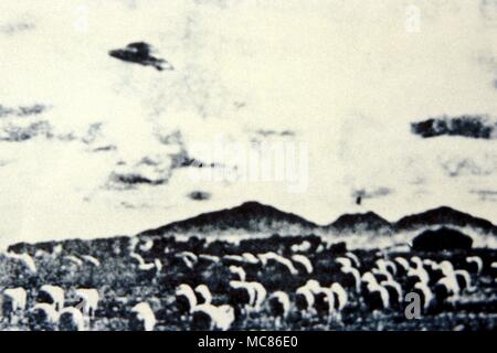 Ovni - objet volant non identifié photographie par W C Hall dans le Queensland, Australie, le 18 juillet 1954 Banque D'Images