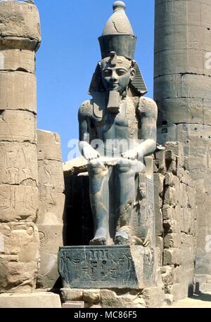 La statue géante de Ramsès II dans le temple de Louxor, Egypte Banque D'Images