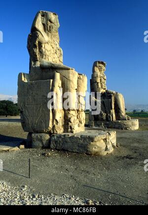 Mythe égyptien - colosses de Memnon les statues géantes de Memnon, un de qui était censée accueillir le soleil levant avec chanson. En fait, ce sont les seuls vestiges d'un immense temple, dont ils étaient les gardiens de portail Banque D'Images