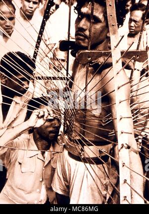 Les participants à la fête hindoue de Thaipusam, tenue à Singapour. Dans une transe, l'homme est auto-mutilé avec des brochettes. Plus tard, il n'y a aucune trace de blessures. Crédit Photo : Philippe Daly Banque D'Images