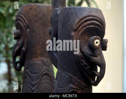 Statues polynésiennes, dans une collection privée de l'île de Kauai, Hawaii. Notez l'utilisation de coquillages de porcelaine pour les yeux - cauris ont une valeur amuletic Banque D'Images