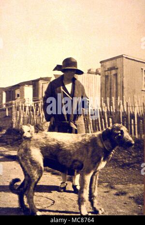 D'étranges phénomènes Photo prise en 1926 par Mme Filson de l'iw de Lady Hehir, avec 'extra' de Mme Myer's cairn chiot, Kathal, qui était mort environ six semaines plus tôt. Banque D'Images