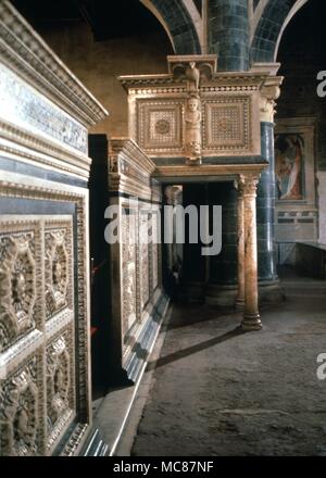 Site astrologique San Miniato Florence La Chaire avec des symboles astrologiques de Matthieu (humain) Luc (Bul) et Jean (Aigle) datée du 1207 g Banque D'Images