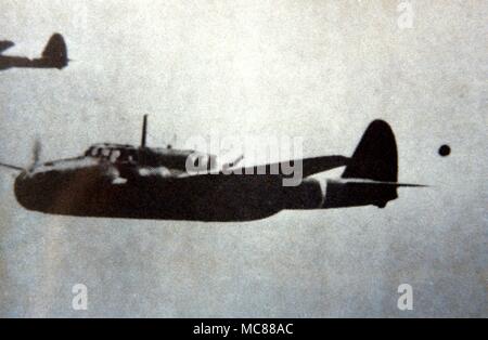 Ovni - objet volant non identifié photographié sur la mer du Japon en 1943. L'avion est un bombardier de Sally Banque D'Images