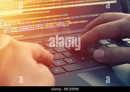 Codage programmeur Gros plan sur l'écran. Le codage html et de programmation les mains sur l'écran de l'ordinateur portable, développement web, développeur Banque D'Images