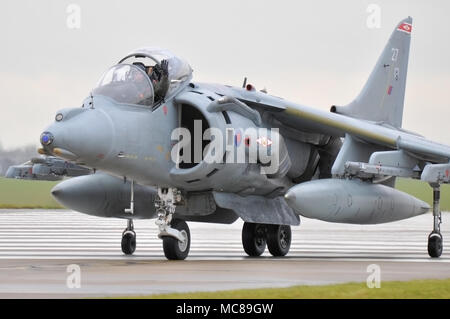 BAe Harrier jet avion à RAF Cottesmore sur leur dernier jour d'opérations après avoir été mis au rebut prématurément par le gouvernement conservateur de David Cameron. Fighter Banque D'Images