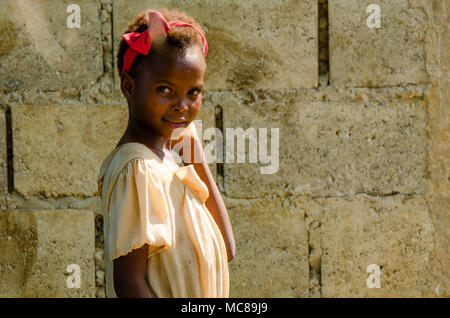 HIGUEY, EN RÉPUBLIQUE DOMINICAINE - le 29 octobre 2015 : Portrait de jolie fille dominicaine non identifiés à l'extérieur. La République dominicaine est un état souverain lo Banque D'Images