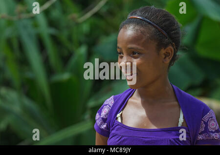 HIGUEY, EN RÉPUBLIQUE DOMINICAINE - le 29 octobre 2015 : Portrait de jolie fille dominicaine non identifiés à l'extérieur. La République dominicaine est un état souverain lo Banque D'Images