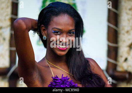 HIGUEY, EN RÉPUBLIQUE DOMINICAINE - le 29 octobre 2015 : Portrait de jeune jolie fille dominicaine non identifiés à l'extérieur. La République dominicaine est un sovereign st Banque D'Images