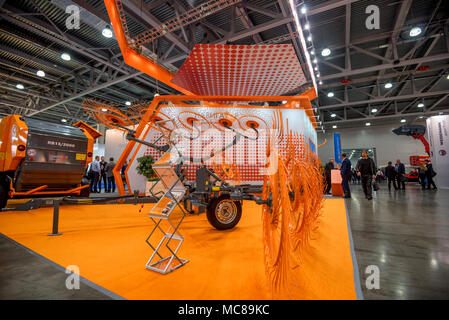 ROSTOV-SUR-Don, Russie - 5 octobre, 2016 : stand au salon agricole à Rostov-sur-Don, la Russie avec des peignes de foin pour moissonneuse-batteuse. Cette région offre de fav Banque D'Images