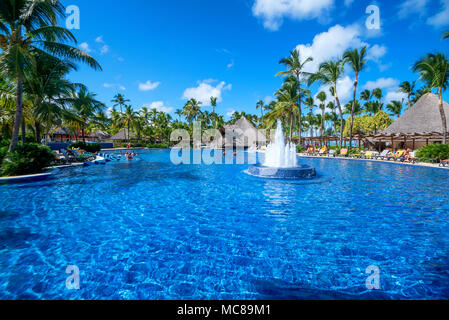 PUNTA CANA, RÉPUBLIQUE DOMINICAINE - le 29 octobre 2015 : Journée vue panoramique de cinq étoiles all inclusive hôtel Barcelo Bavaro Palace à Punta Cana, octobre Banque D'Images