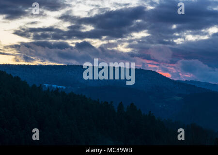 Allemagne, vue aérienne au cours des interminables forêt couverte de neige dans la lumière au coucher du soleil Banque D'Images