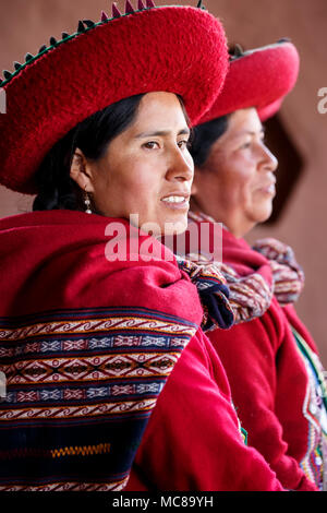 Les femmes au cours de quechua, démonstration de tissage El Balcon del Inka, Chinchero, Cusco, Pérou Banque D'Images