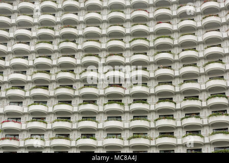 Beaucoup de balcons et fenêtres identiques sur une haute tour d'habitation à Bangkok en Thaïlande Banque D'Images