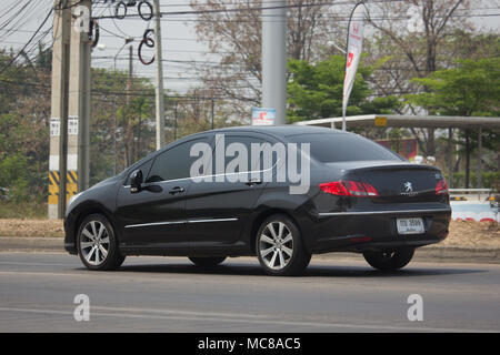 CHIANG MAI, THAÏLANDE - 15 mars 2018 : voiture, Peugeot 408. Photo road no.121 à environ 8 km du centre-ville de Chiang Mai, Thaïlande. Banque D'Images