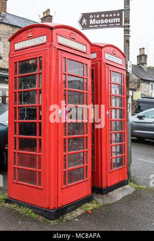 Défibrillateur dans un GPO rouge fort, téléphone téléphone GPO Box Banque D'Images