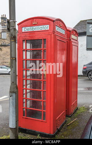 Défibrillateur dans un GPO rouge fort, téléphone téléphone GPO Box Banque D'Images