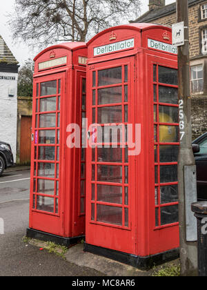 Défibrillateur dans un GPO rouge fort, téléphone téléphone GPO Box Banque D'Images