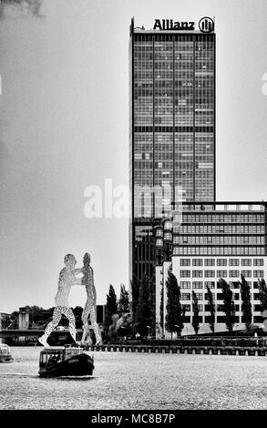 L'homme molécule est une série de sculptures en aluminium, conçu par l'artiste américain Jonathan Borofsky, installés à divers endroits dans le monde, includin Banque D'Images