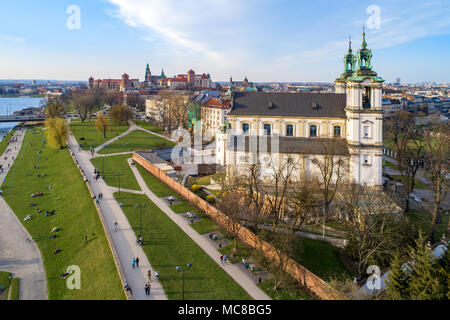 Cracovie, Pologne. Vieille ville, Paulinite monastère, église Skalka, loin vue de la cathédrale du Wawel et du château, de la rivière Vistule. Les personnes bénéficiant de printemps sur Banque D'Images